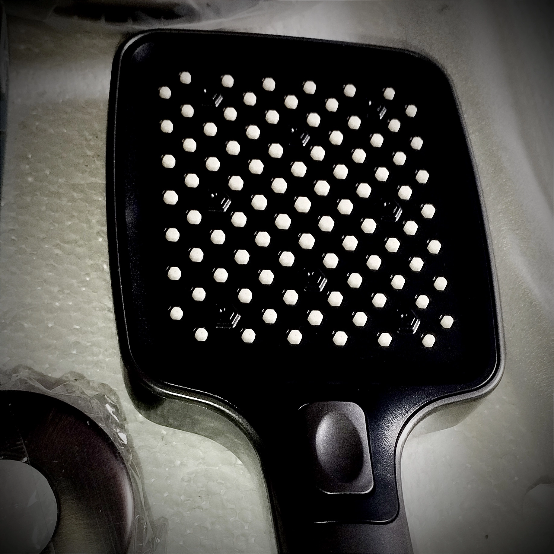 نصب استاندارد روی دیوار با اتصالات دقیق