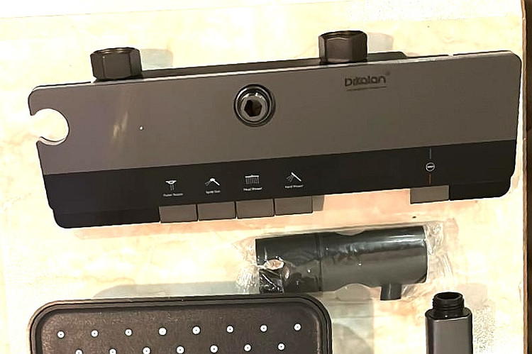 نمایی از پنل دوش