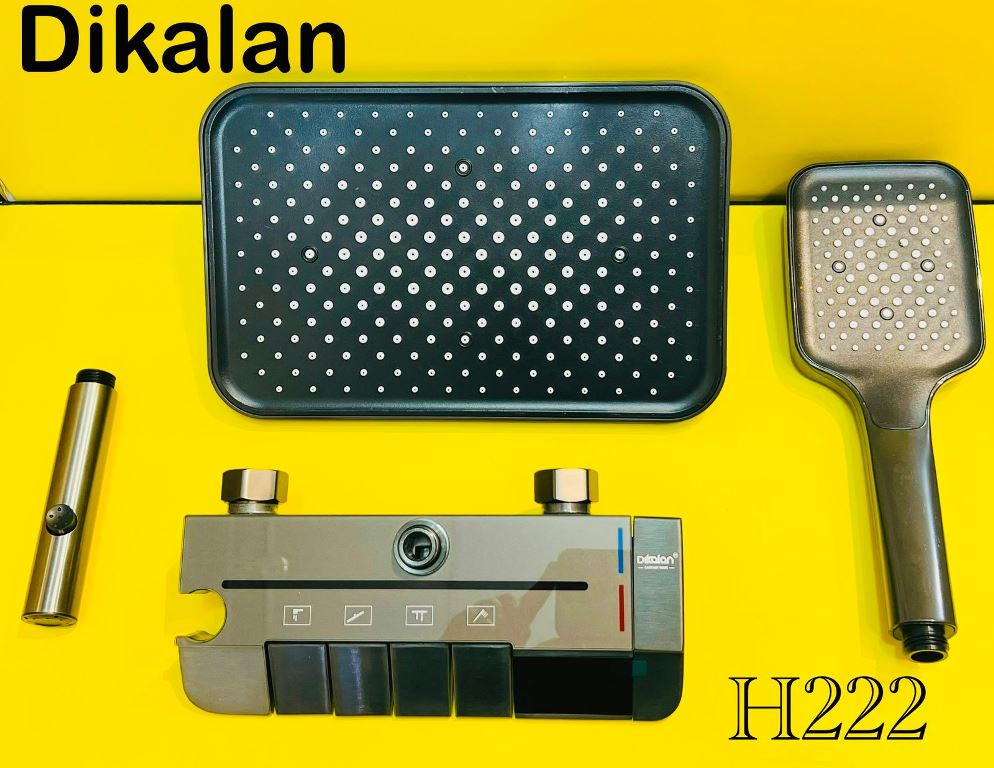 نمای نزدیک از سر دوش تلفنی و پنل دوش و دوش بارانی